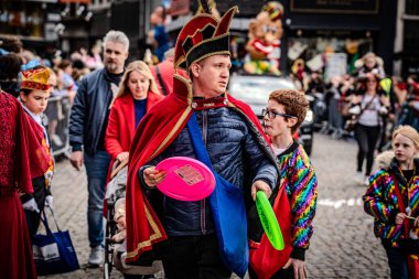 2025-03-30 Mechelen Karnaval alayı sokaklarda bir resepsiyonla son buluyor.