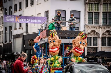 2025-03-30 Mechelen Karnaval alayı sokaklarda bir resepsiyonla son buluyor.