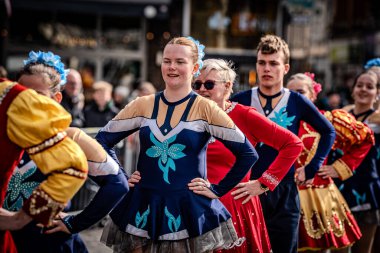 2025-03-30 Mechelen Karnaval alayı sokaklarda bir resepsiyonla son buluyor.