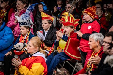 2025-03-30 Mechelen Karnaval alayı sokaklarda bir resepsiyonla son buluyor.