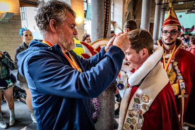 2025-03-30 Mechelen Karnaval alayı sokaklarda bir resepsiyonla son buluyor.