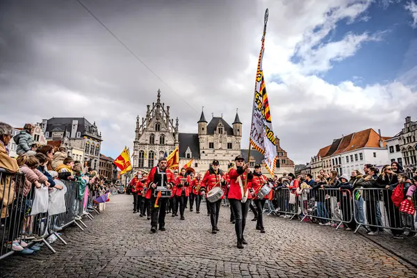 2025-03-30 Mechelen Karnaval alayı sokaklarda bir resepsiyonla son buluyor. 