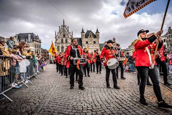 2025-03-30 Mechelen Karnaval alayı sokaklarda bir resepsiyonla son buluyor. 