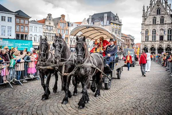 2025-03-30 Mechelen Karnaval alayı sokaklarda bir resepsiyonla son buluyor. 