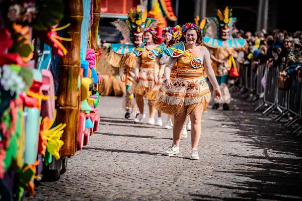 2025-03-30 Mechelen Karnaval alayı sokaklarda bir resepsiyonla son buluyor. 