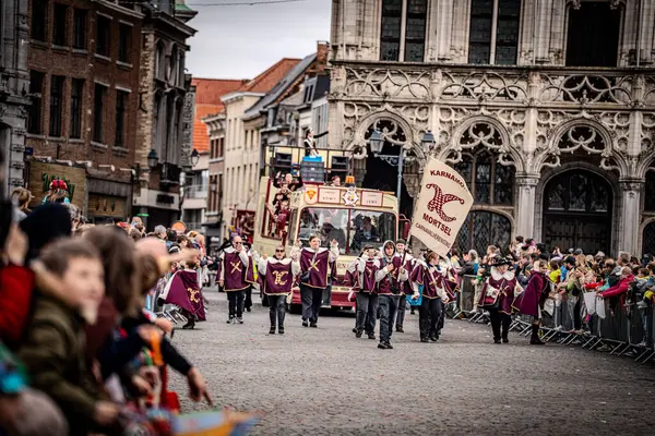 2025-03-30 Mechelen Karnaval alayı sokaklarda bir resepsiyonla son buluyor. 