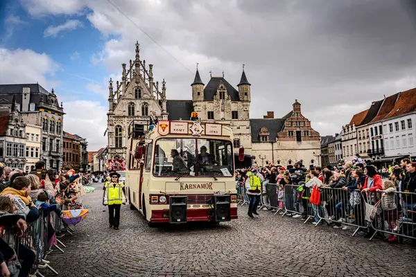 2025-03-30 Mechelen Karnaval alayı sokaklarda bir resepsiyonla son buluyor. 