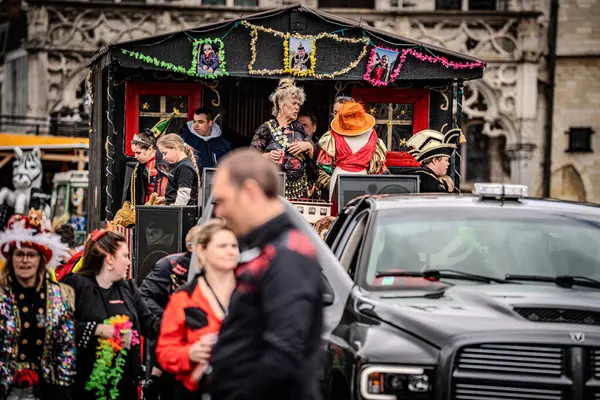 2025-03-30 Mechelen Karnaval alayı sokaklarda bir resepsiyonla son buluyor. 