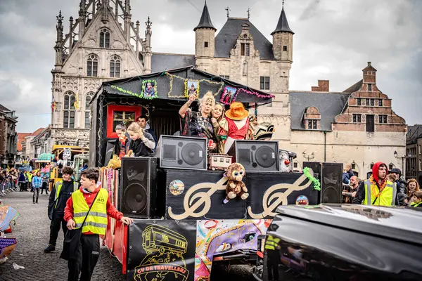 2025-03-30 Mechelen Karnaval alayı sokaklarda bir resepsiyonla son buluyor. 