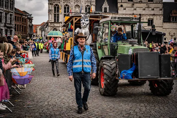 2025-03-30 Mechelen Karnaval alayı sokaklarda bir resepsiyonla son buluyor. 