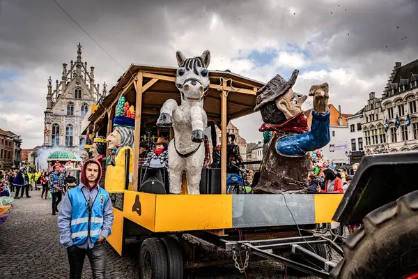 2025-03-30 Mechelen Karnaval alayı sokaklarda bir resepsiyonla son buluyor. 