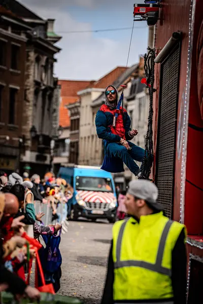 2025-03-30 Mechelen Karnaval alayı sokaklarda bir resepsiyonla son buluyor. 