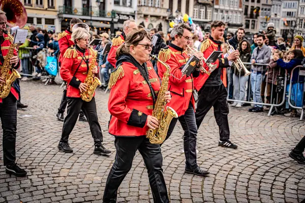 2025-03-30 Mechelen Karnaval alayı sokaklarda bir resepsiyonla son buluyor. 