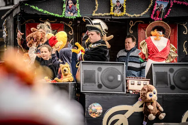 2025-03-30 Mechelen Karnaval alayı sokaklarda bir resepsiyonla son buluyor.