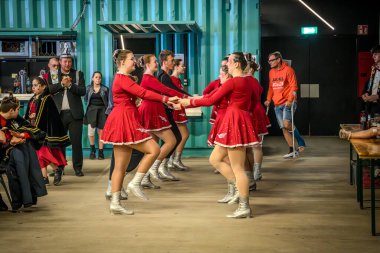 2025-03-29 Dans öğleden sonra ManeBlussers Mechelen farklı dans gruplarının dans etmeye geldiği bir etkinlik 