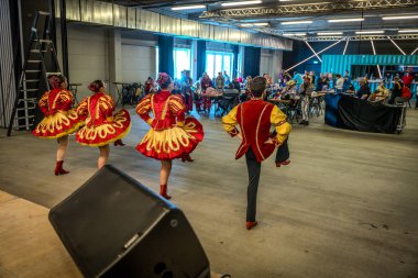 2025-03-29 Dans öğleden sonra ManeBlussers Mechelen farklı dans gruplarının dans etmeye geldiği bir etkinlik
