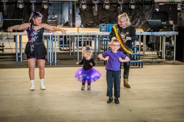 2025-03-29 Dans öğleden sonra ManeBlussers Mechelen farklı dans gruplarının dans etmeye geldiği bir etkinlik