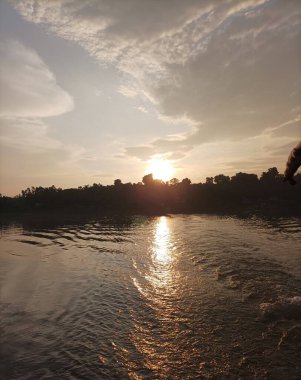 Nehir manzaralı güzel bir gün batımında soyut bir gün batımı