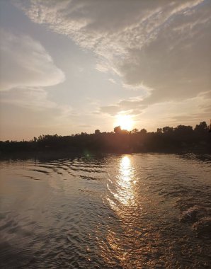 Nehir manzaralı güzel bir gün batımında soyut bir gün batımı