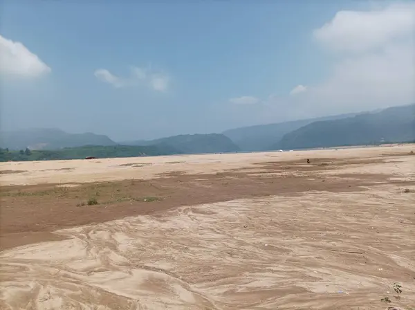 Dağ manzarası arka planı ve Bangladeş 'teki mavi gökyüzü manzarası