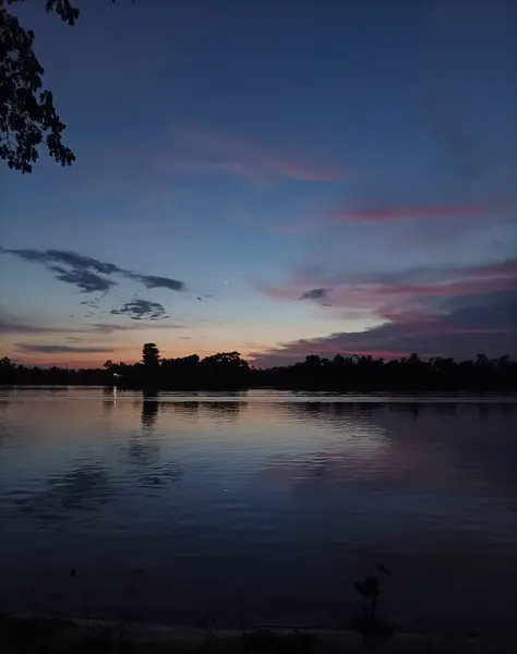 Bangladeş 'teki Surma Nehri' nde günbatımı manzarası
