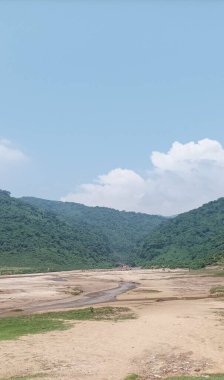 Dağ manzarası arka planı ve Bangladeş 'teki mavi gökyüzü manzarası
