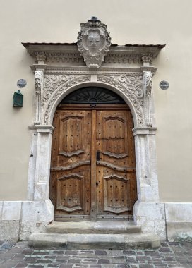 Krakow 'da bir evin girişinde eski bir arma.