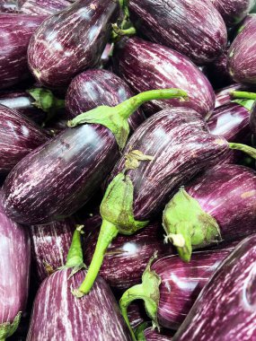 Patlıcan yakından çekilmiş. Arkaplan