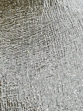 Su asfaltta akıyor. Arkaplan, 