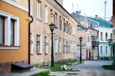 Fotoğraf, her biri kendi tarihini koruyan renkli evlerle taşlarla döşenmiş eski sokakların atmosferini yakaladı. Sokakta asılı duran eski sokak lambaları, konfor yaratır..
