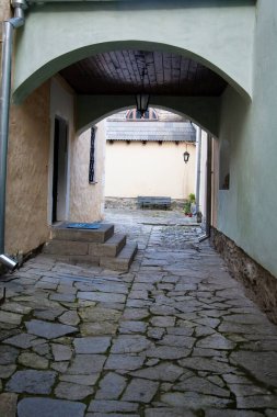 Kemer yeşile boyandı ve Kamenets 'teki avluya giden yol taşla kaplandı.