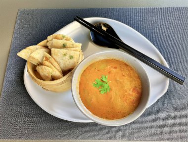 Üzerinde Kişniş Yaprakları olan Kırmızı Japon Çorbası 