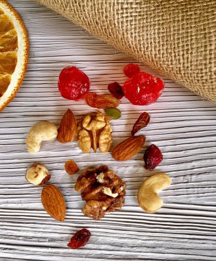 Tahta bir yüzeyde fındık ve kurutulmuş meyvelerin karışımı.