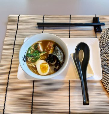 Beyaz arka planda Ramen Asyalı şehriye çorbası.