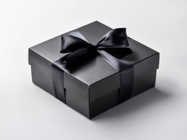 Beyaz zeminli siyah mat hediye kutusu