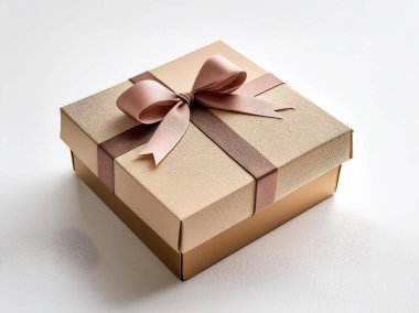 Beyaz arka planda bej renkli çikolata renginde hediye kutusu.