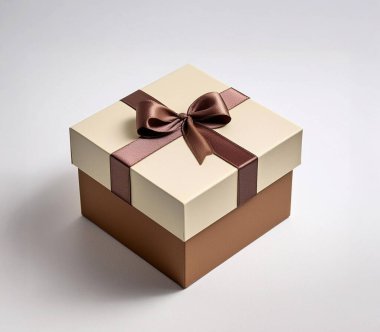 Beyaz arka planda bej renkli çikolata renginde hediye kutusu.