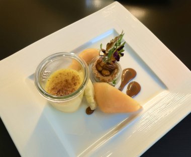 Beyaz bir tabakta tatlı ve meyve