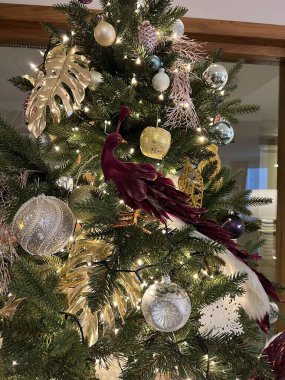 Parlak toplarla süslenmiş Noel ağacı. Arkaplan