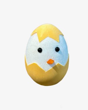 Beyaz bir arka planda Paskalya 'nın sembolü olan kabuklu şirin, dekoratif köpük horoz. Tatil dekorasyonu ya da çocuk temaları için uygun.