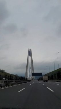 Hasta beyaz köprüden geçen araba, gri karanlık hava, Selim Yavuz Köprüsü, İstanbul