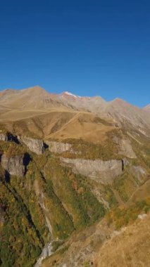 Güneşli bir günde Kafkasya Dağları 'nın sonbahar çekimi, Georgia