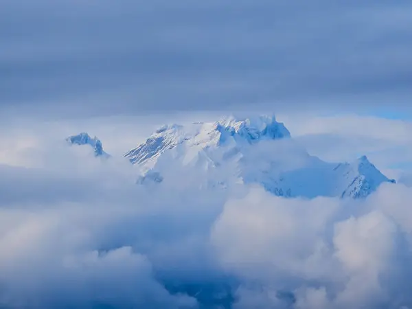 İsviçre dağının kasvetli görüntüsü ağır bulut örtüsü altında