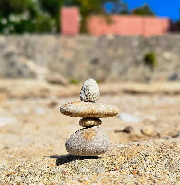 bir sahilde denge piramidi, zen ve denge, meditasyon, meditasyon