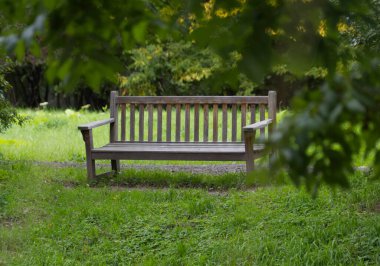 Parkta bank, banklı cennet gibi bir yer, çayırda bank, cennet gibi koltuk, bir bankta dinlenme