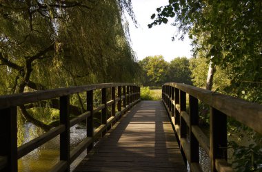 İlahi köprü, nehrin üzerindeki ahşap köprü, Ağlayan söğüdün yanındaki ahşap köprü, nehrin kenarındaki cennet gibi yer, köprünün üzerindeki patika 