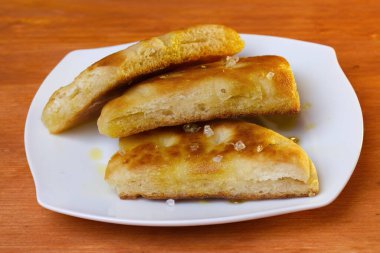 Zeytinyağlı beyaz ekmek ve kaba tuz ve kekik, zeytinyağlı ekmek, aperatif, zeytinyağlı kızarmış ekmek 