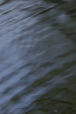 Gölette nazik bir yapı, suda gri dalga deseni, suda gri yapı, gölette dalgalı yapı, gri dalgalar.