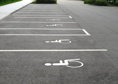 Asfaltta özel beyaz yol işaretleri olan engelliler ve engelliler için boş park yerleri. Yüksek kalite fotoğraf