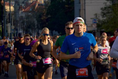 2024 yılının Eylül sabahı Litvanya 'nın Vilnius caddelerinde koşan şehir maratonu katılımcıları. Yüksek kalite fotoğraf